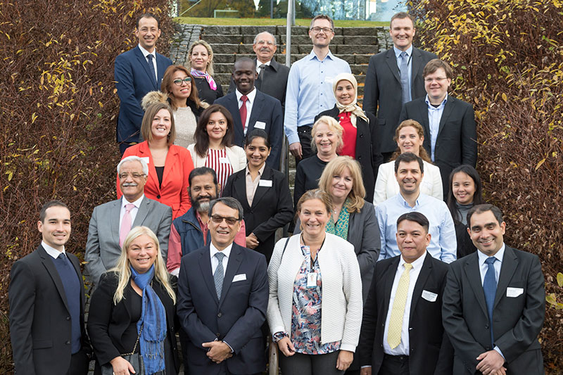 Participants discuss the future of transport and energy at the SINTEF research institute.